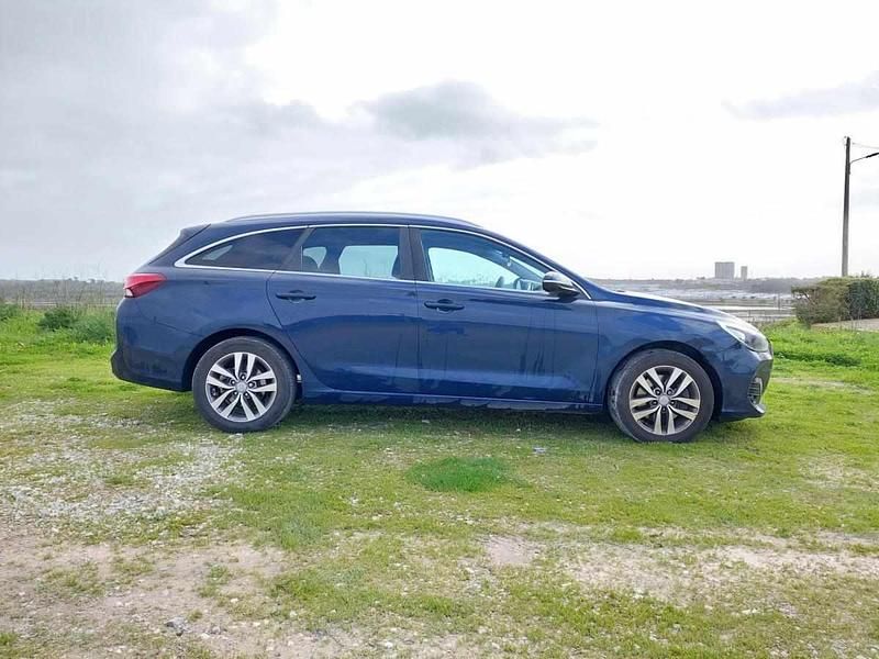 Usado Hyundai i30 116 HP (85 kW) 2019 Azul Carrinha