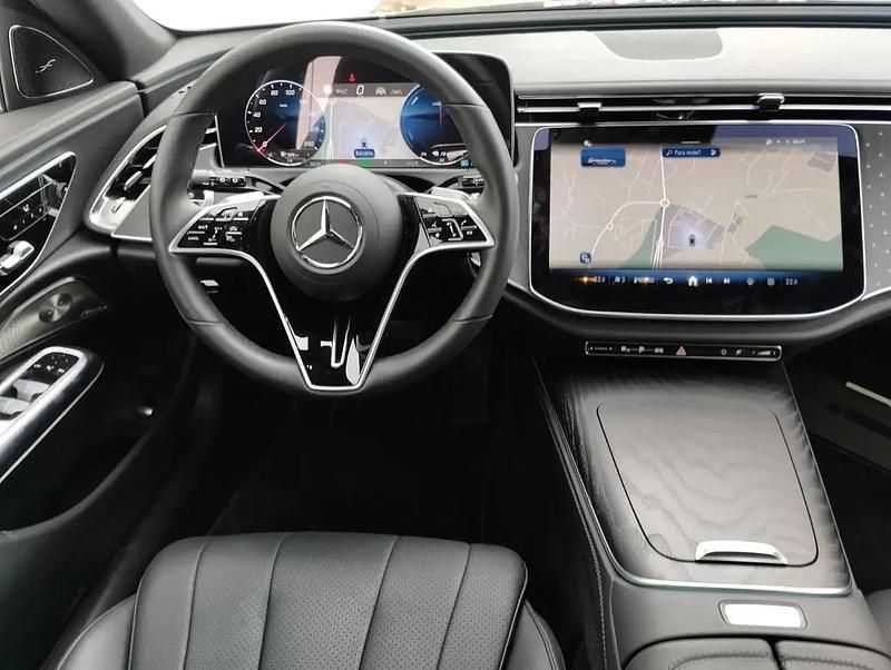 Usado Mercedes E300 Avantgarde 313 HP (230 kW) 2024 Azul Carrinha