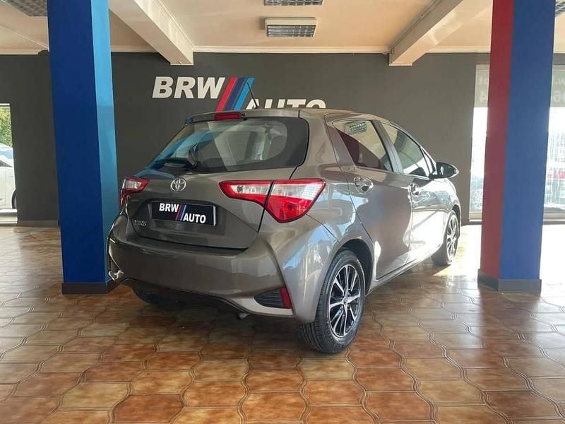 Usado Toyota Yaris Comfort 72 HP (52 kW) 2018 Antracite Citadino