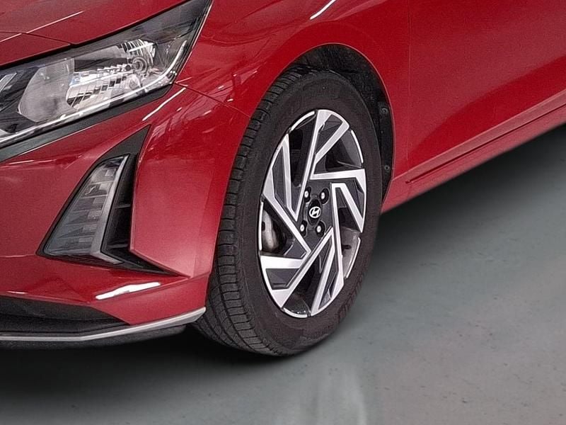 Usado Hyundai i20 Comfort 84 HP (61 kW) 2024 Dragon red (metalizado) Citadino