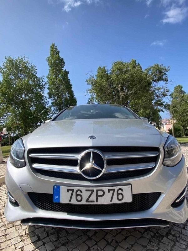 Usado Mercedes B180 Style 116 HP (85 kW) 2017 Prateado Monovolume