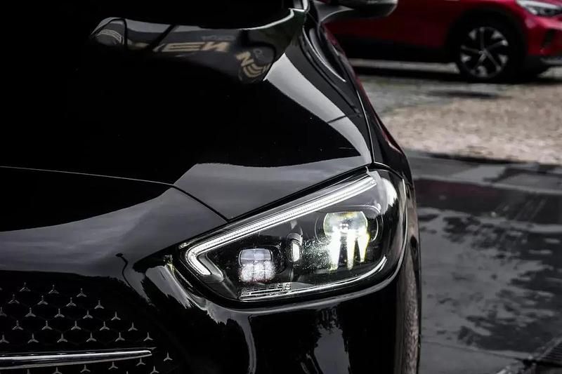 Usado Mercedes C300e AMG line 313 HP (230 kW) 2023 Preto Carrinha