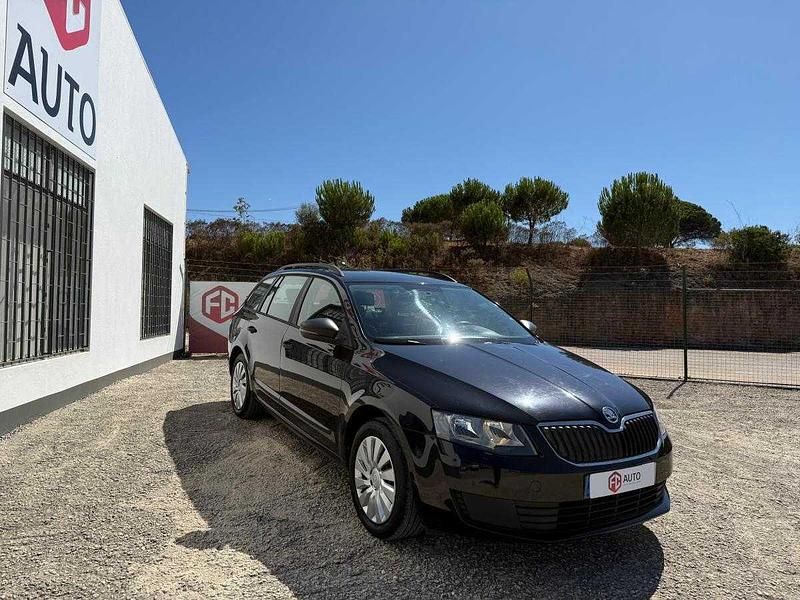 Usado Skoda Octavia Active 105 HP (77 kW) 2014 Preto Carrinha