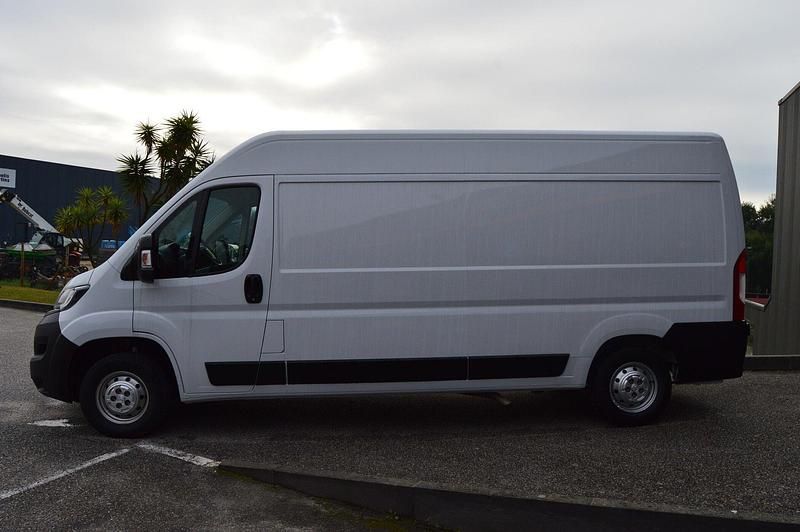 Usado Peugeot Boxer 140 HP (102 kW) 2021 Branco Van