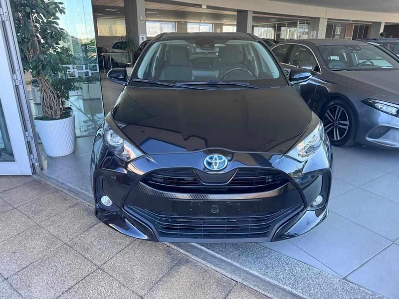 Usado Toyota Yaris Hybrid Comfort 115 HP (84 kW) 2021 Preto
