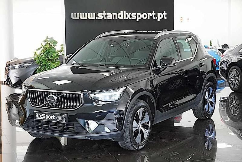 Preto Usado 2022 Volvo XC40 Core SUV | € 32.990 (Preço justo) - Imagem 1/4