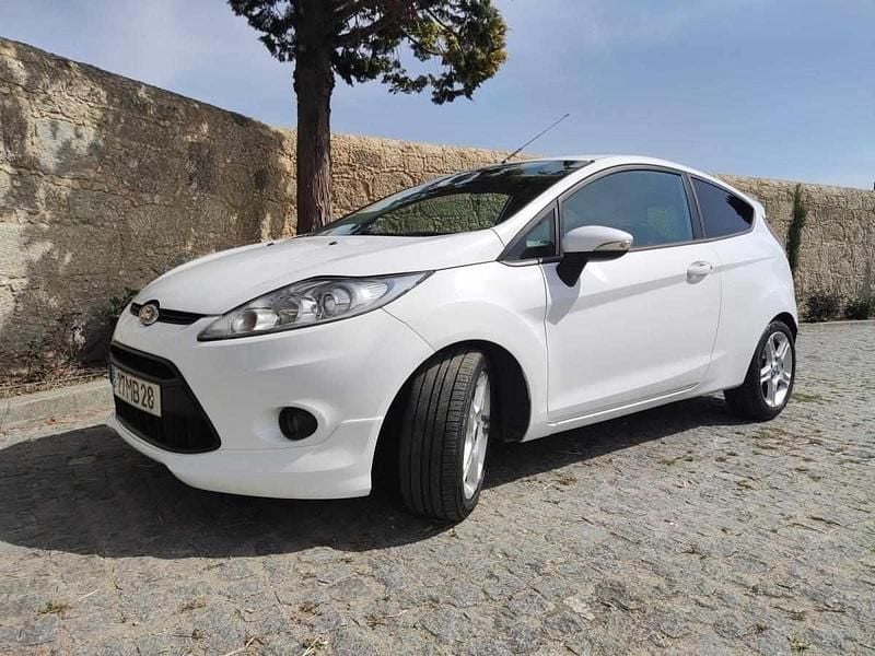 Branco Usado 2011 Ford Fiesta Citadino | € 5.999 (Preço justo) - Imagem 1/4