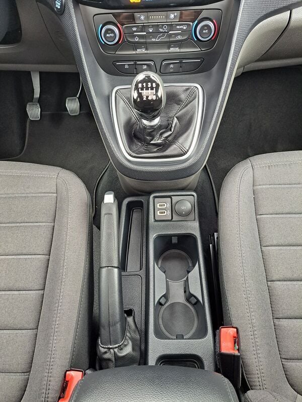 Usado Ford Tourneo Titanium 120 HP (88 kW) 2020 Preto Carrinha