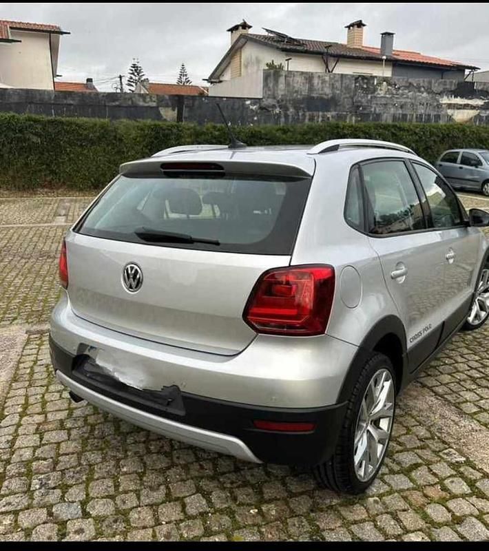 Usado VW Polo 75 HP (55 kW) 2015 Cinzento Citadino