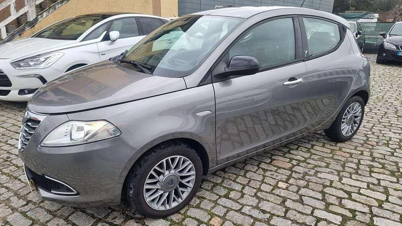 Usado Lancia Ypsilon S 69 HP (50 kW) 2012 Cinza Citadino