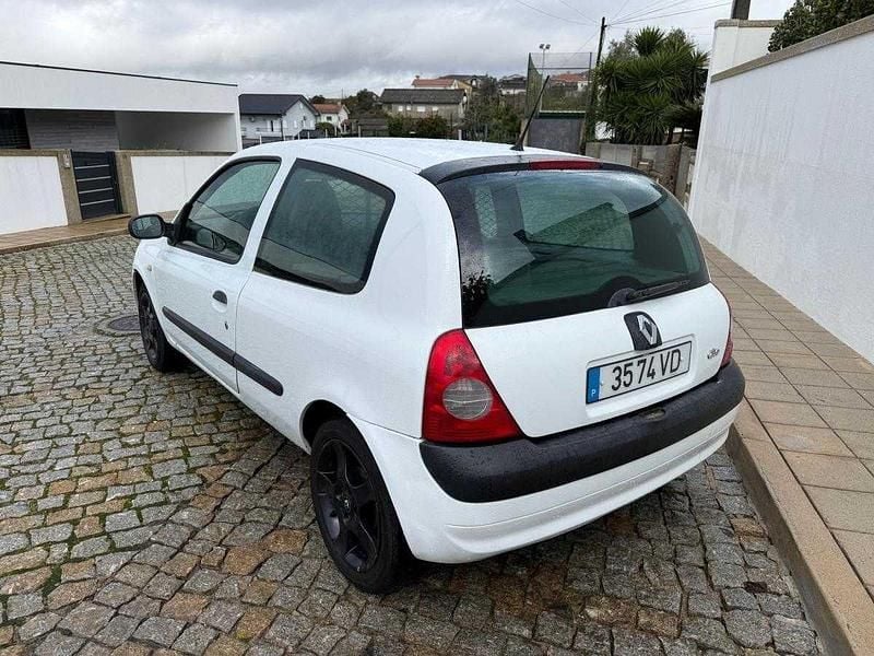 Usado Renault Clio II 65 HP (47 kW) 2003 Branco