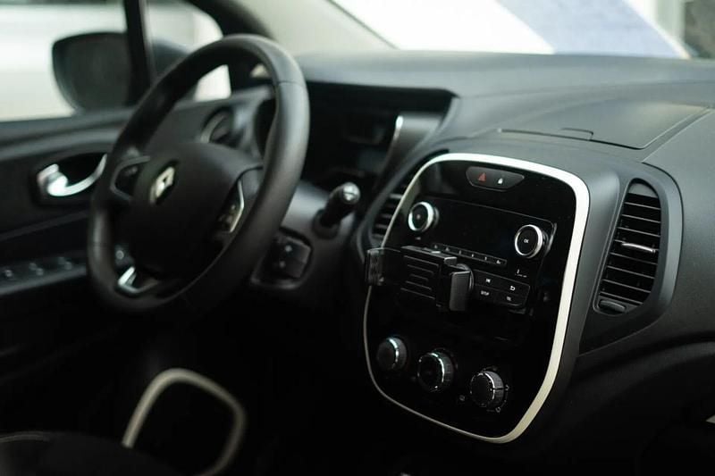 Usado Renault Captur 90 HP (66 kW) 2018 Cinzento SUV