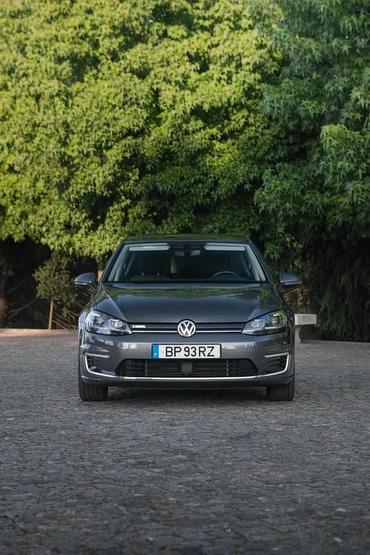 Cinzento Usado 2019 VW e-Golf Citadino | € 15.250 (Preço justo) - Imagem 1/4