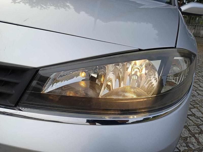 Usado Renault Laguna II 131 HP (96 kW) 2006 Cinzento Citadino