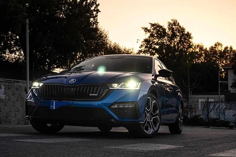 Azul Usado 2022 Skoda Octavia | € 33.500 (Caro) - Imagem 1/4