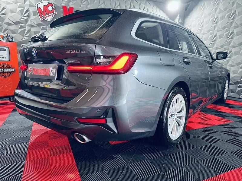 Usado BMW 330e Sport Line 292 HP (214 kW) 2020 Cinza antracite Carrinha