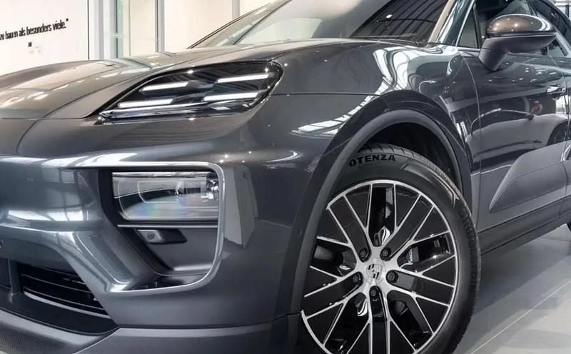 Cinzento Usado 2025 Porsche Macan SUV | € 82.900 - Imagem 1/4