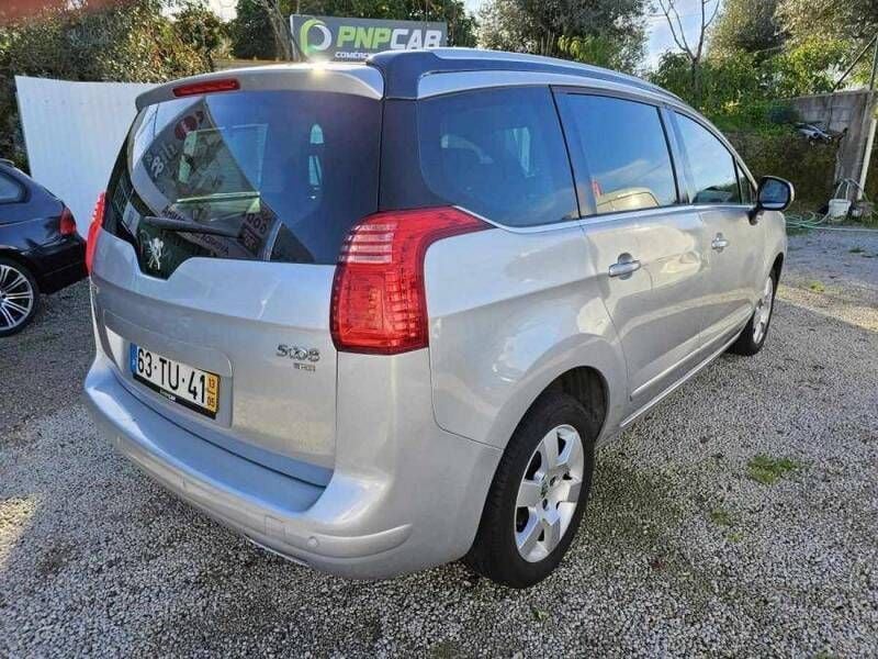 Usado Peugeot 5008 115 HP (84 kW) 2013 Cinzento Monovolume
