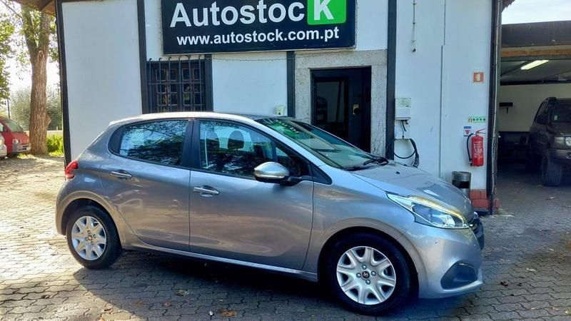 Usado Peugeot 208 Active 102 HP (75 kW) 2018 Cinzento Citadino