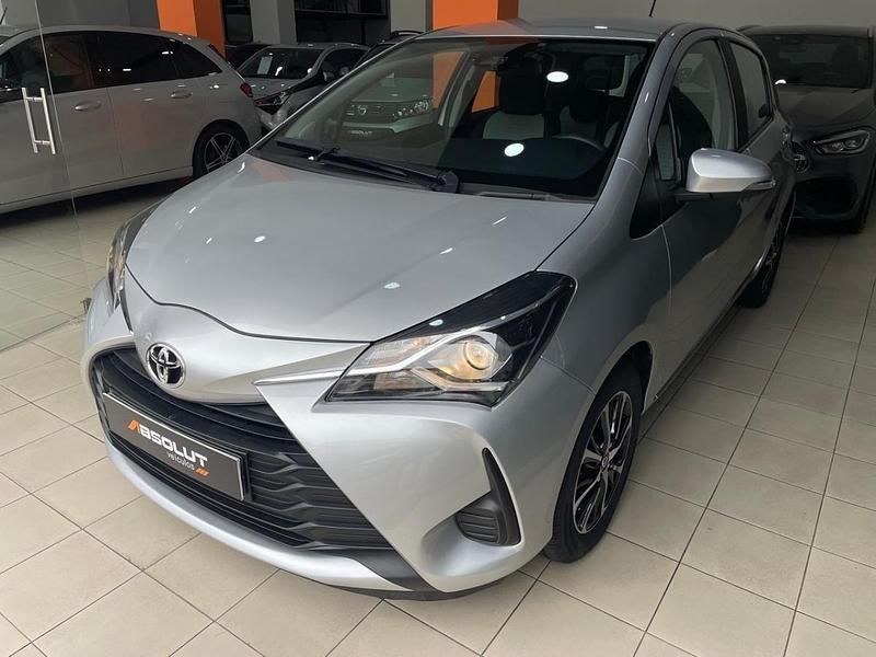 Usado Toyota Yaris Comfort 72 HP (52 kW) 2019 Cinza