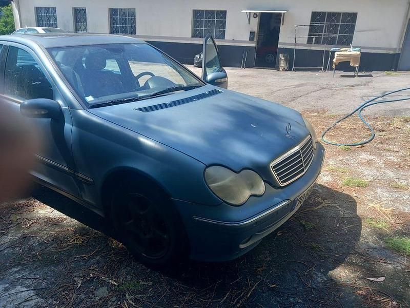 Usado 2000 Mercedes 220 Sedan | € 3.750 - Imagem 1/4
