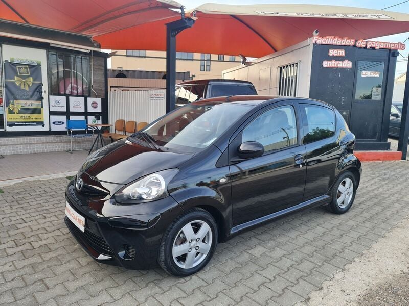Usado Toyota Aygo 68 HP (50 kW) 2012 Preto Citadino