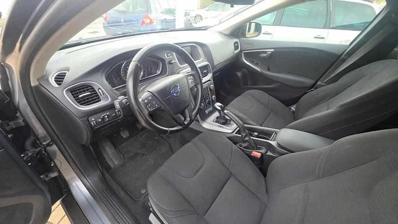 Usado Volvo V40 114 HP (83 kW) 2014 Cinzento Citadino