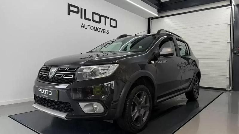 Preto Usado 2017 Dacia Sandero Stepway SUV | € 7.490 (Bom preço) - Imagem 1/4