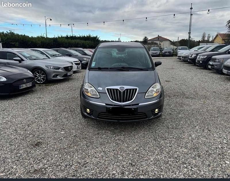 Usado Lancia Musa 70 HP (51 kW) 2007 Cinzento Monovolume