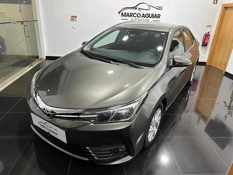 Cinzento Usado 2017 Toyota Corolla Sedan | € 19.900 - Imagem 1/4