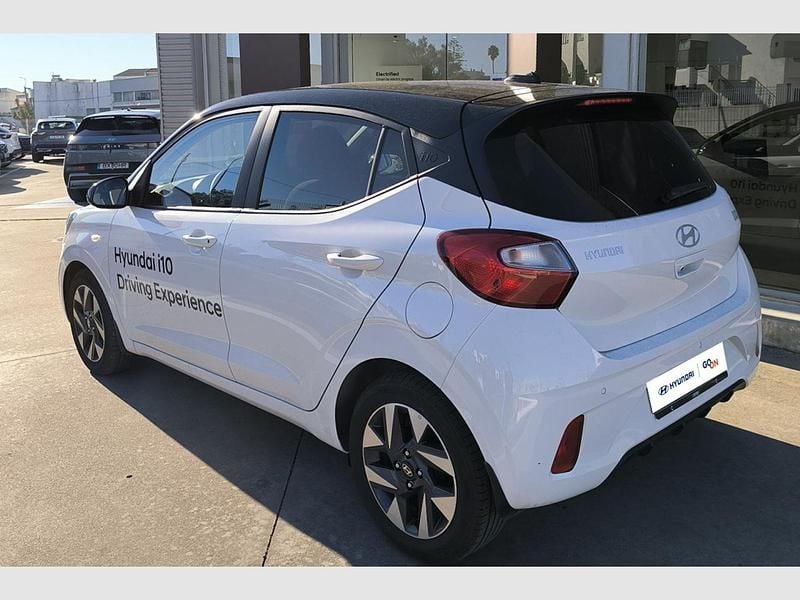 Novo Hyundai i10 Comfort 62 HP (45 kW) 2025 Atlas white tejadilho preto Citadino