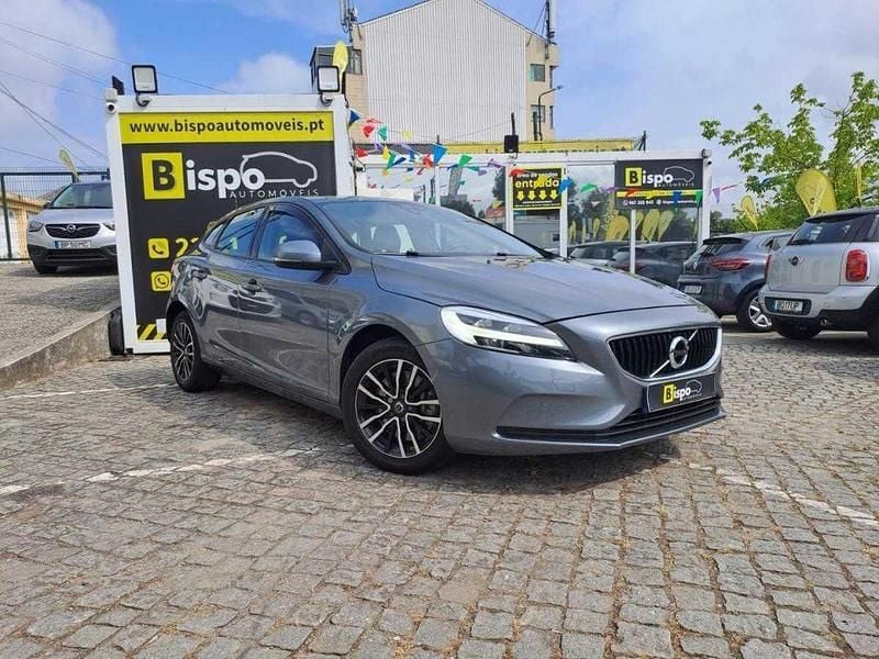 Cinzento Usado 2019 Volvo V40 Momentum Carrinha | € 18.997 (Preço justo) - Imagem 1/4