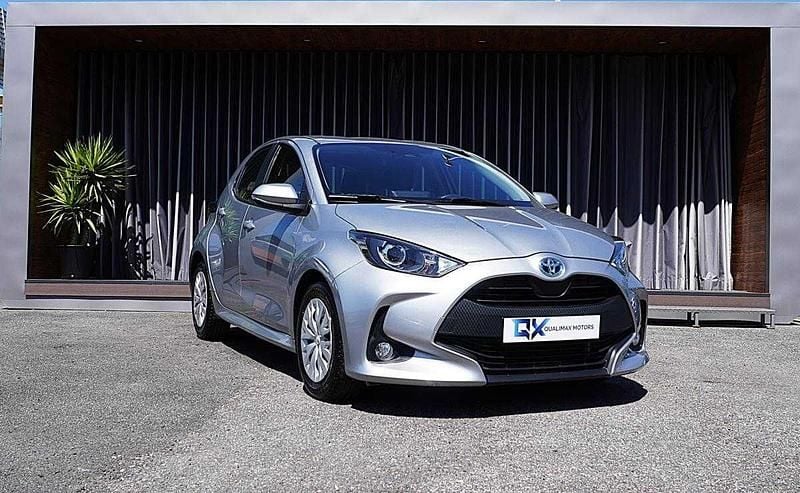 Usado Toyota Yaris Hybrid Comfort 116 HP (85 kW) 2021 Cinza