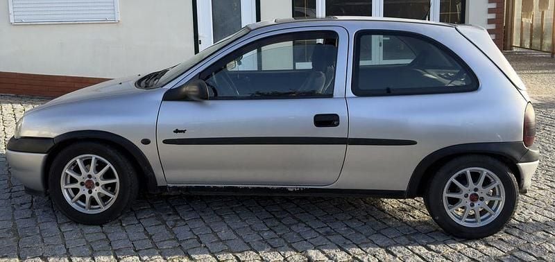 Usado Opel Corsa Sport 67 HP (49 kW) 1998 Citadino