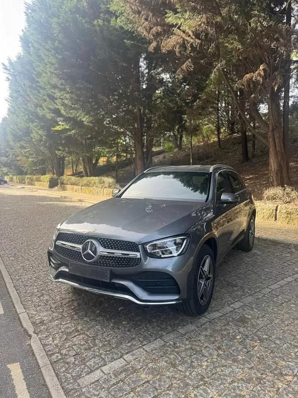 Cinzento Usado 2021 Mercedes GLC300e AMG SUV | € 44.500 - Imagem 1/4