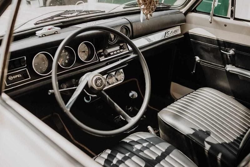 Usado Opel Kadett 60 HP (44 kW) 1972 Outra Sedan