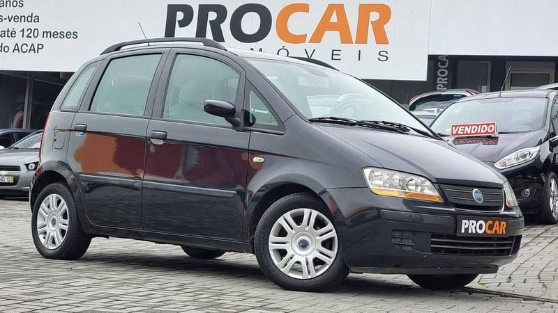 Cinzento Usado 2004 Fiat Idea Monovolume | € 3.250 - Imagem 1/4