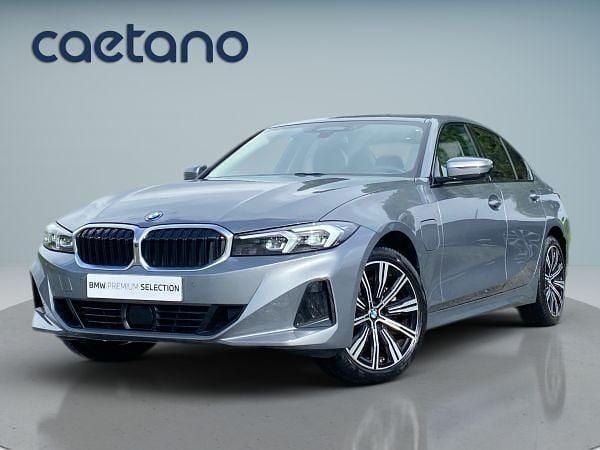 Cinza Usado 2024 BMW 330e Comfort Edition Sedan | € 50.900 - Imagem 1/4
