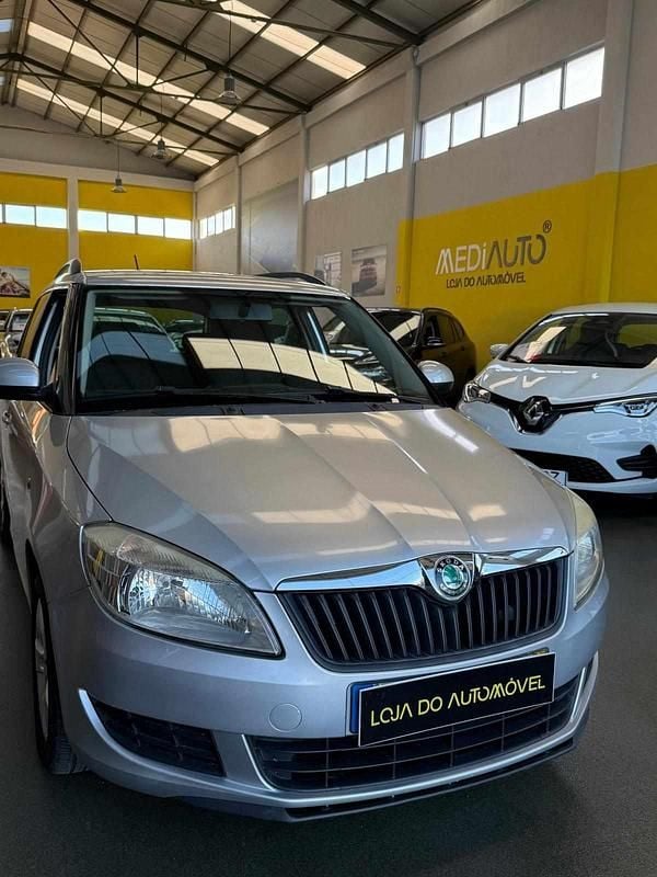 Cinza Usado 2011 Skoda Fabia Family | € 5.990 - Imagem 1/4