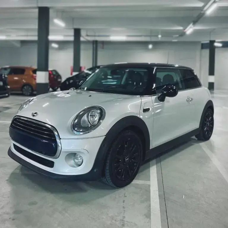 Cinzento platina/tecto preto e Usado 2016 Mini Cooper D Citadino | € 14.950 (Preço justo) - Imagem 1/4