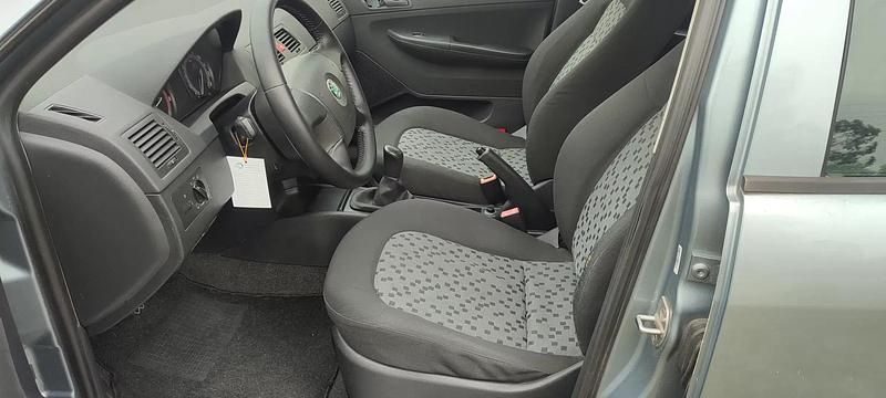 Usado Skoda Fabia 65 HP (47 kW) 2005 Cinza prata Citadino