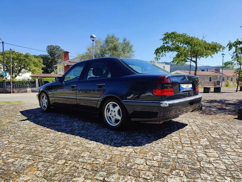 Usado Mercedes C220 Elegance 125 HP (91 kW) 1998 Azul Sedan