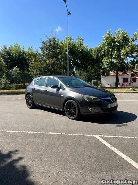 Usado Opel Astra Enjoy 125 HP (91 kW) 2010 Castanho Citadino