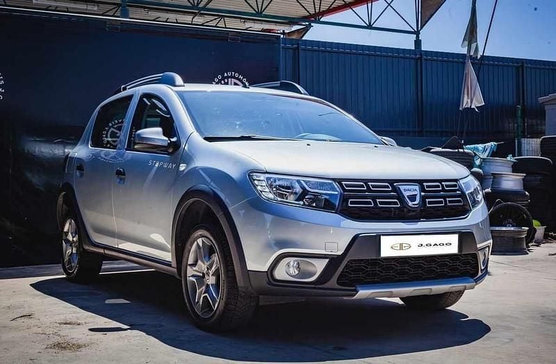 Cinzento Usado 2019 Dacia Sandero Stepway Citadino | € 15.500 (Caro) - Imagem 1/4