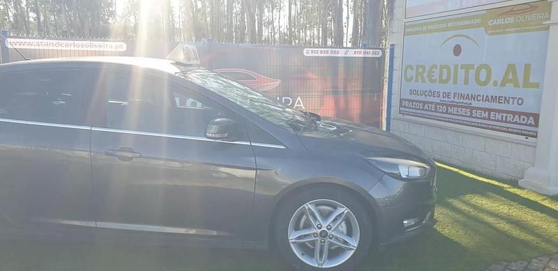 Usado Ford Focus Titanium 125 HP (91 kW) 2015 Cinza escuro Sedan