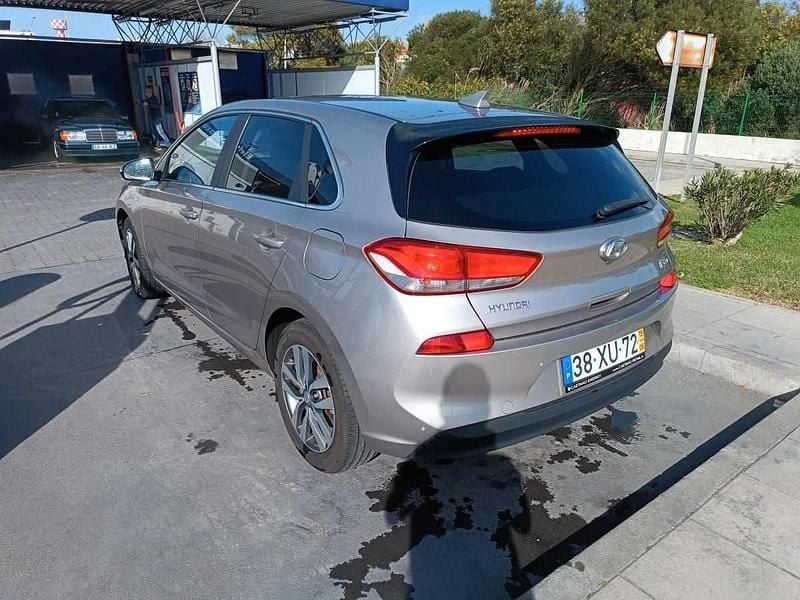 Usado Hyundai i30 116 HP (85 kW) 2019 Cinzento Citadino