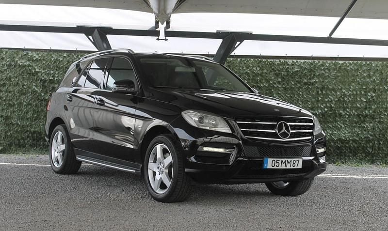 Preto Usado 2011 Mercedes ML250 SUV | € 23.890 - Imagem 1/4