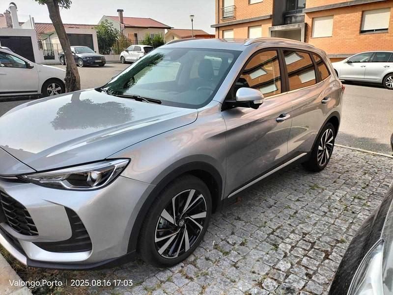 Cinzento Usado 2024 MG ZS Sedan | € 25.000 - Imagem 1/4