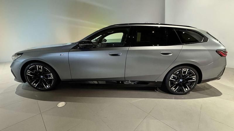 Usado BMW i5 Comfort Edition 442 kW (601 HP) 2025 Bmw individual cinza frozen pure Carrinha