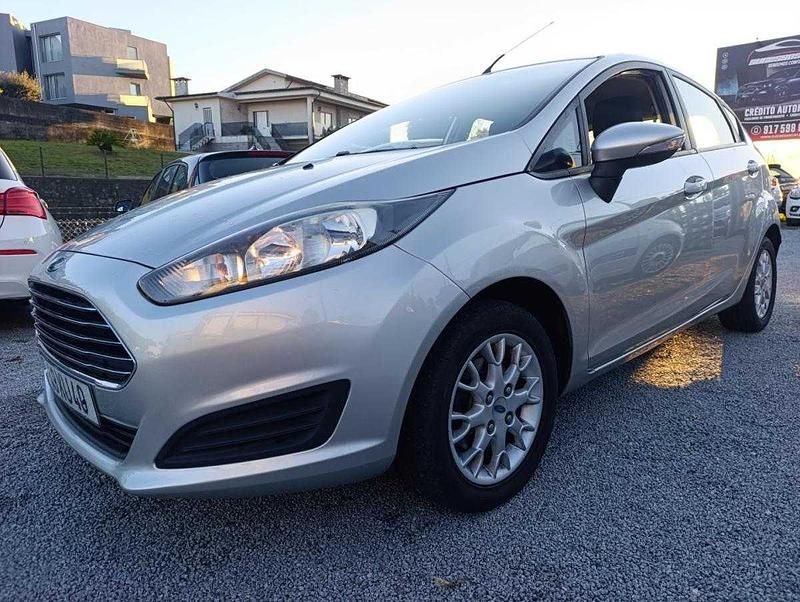 Cinza Usado 2015 Ford Fiesta Titanium | € 8.250 (Preço justo) - Imagem 1/4